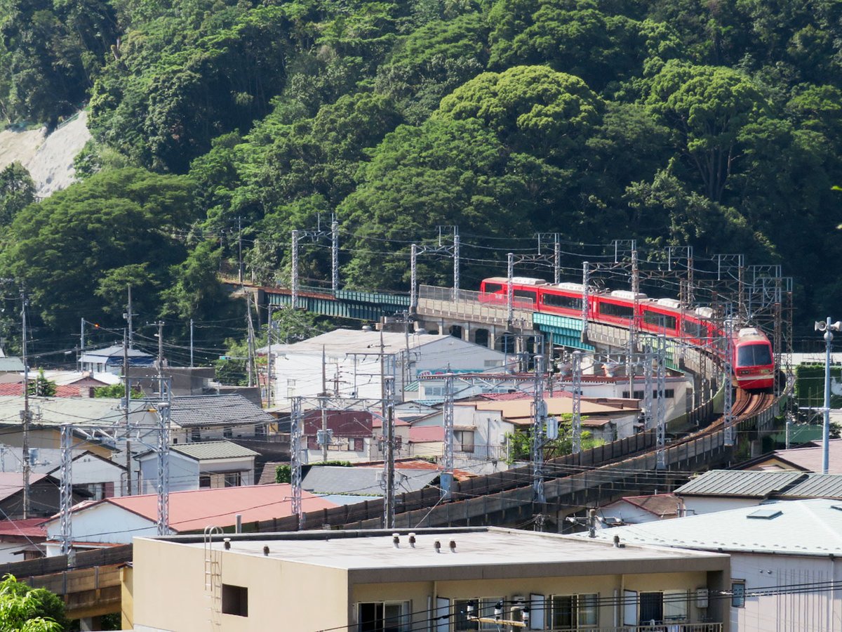 えきちょう 伊豆伊東 今朝は南伊東駅周辺を散歩 山の方に上って行き 弧を描く伊豆急行線を俯瞰 ちょうどキンメ電車が伊豆急下田方面に下っていきました