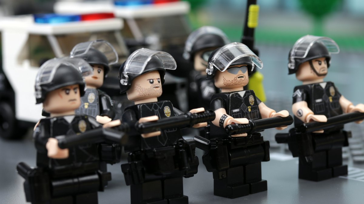 BrickPolice's tweet photo. Holding the line.   #PROTESTERS #riots #legopolice https://t.co/4h9CgnYMBg