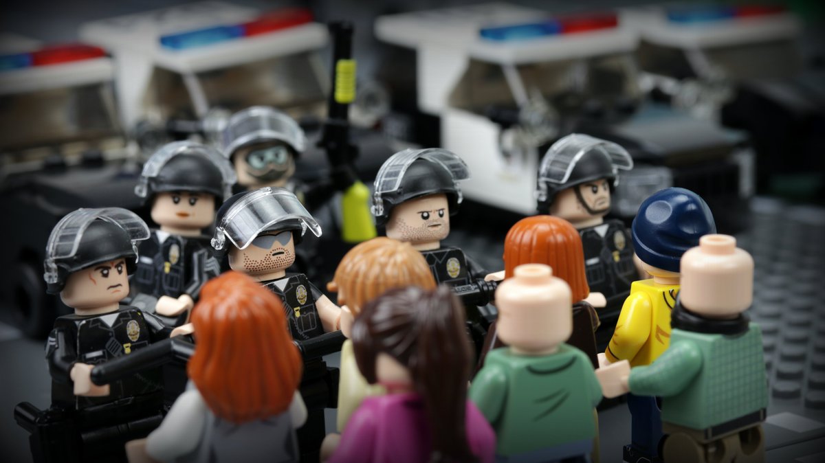 BrickPolice's tweet photo. Holding the line.   #PROTESTERS #riots #legopolice https://t.co/4h9CgnYMBg