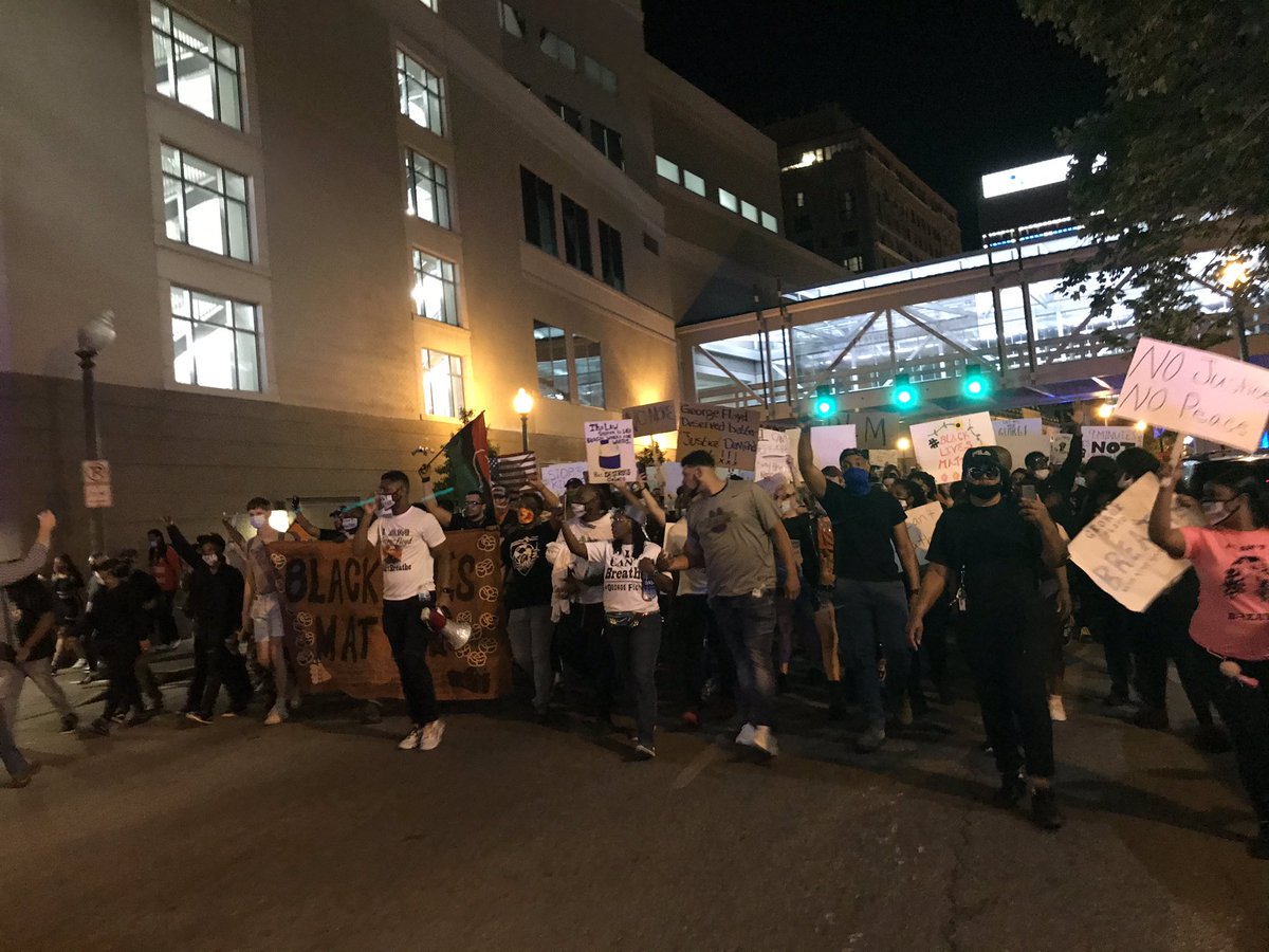 Protestors stopped at Gayoso and BB King. Hill notes that this area was previously blocked off earlier in the night. They continue on.