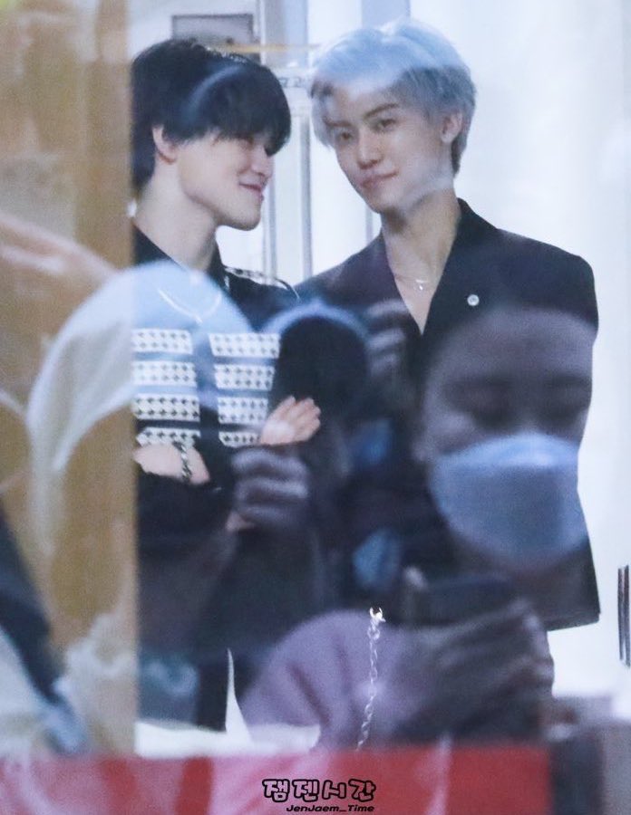 ฝรั่งคนนั้นยิ้มให้พี่
เออๆ รู้แล้ว