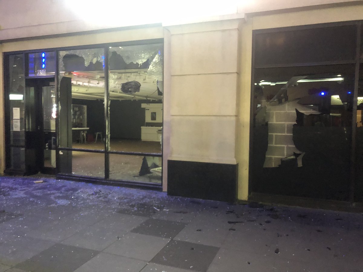 Damage to this Verizon store on Main. The manager tells me it was looted, and that police aren’t helping him.At the moment, police are tied up responding to active calls.  @KHOUmelissa  #khou11  #GeorgeFloydprotest  #HoustonProtest