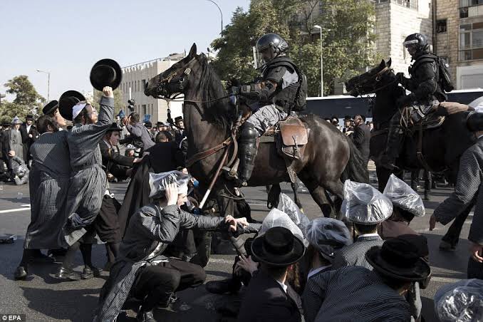 先進国でも騎馬警官がいる国は少なくはなく 高い視点からよく観察できる上 暴動鎮圧には強力だ と言われて 納得した Togetter