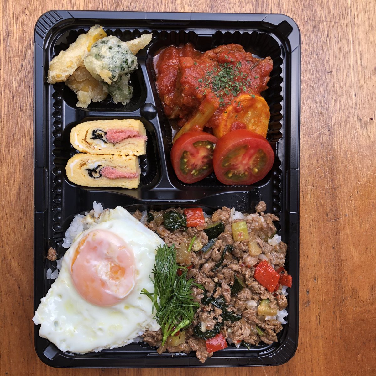 s_AoK's tweet photo. 本日5/30馬ノ丈のお弁当
○馬肉と八王子野菜のすき焼き弁当
○羊肉と八王子野菜のガパオライス
800円税込
https://t.co/rNi544XtTV https://t.co/1v74ynQkb6