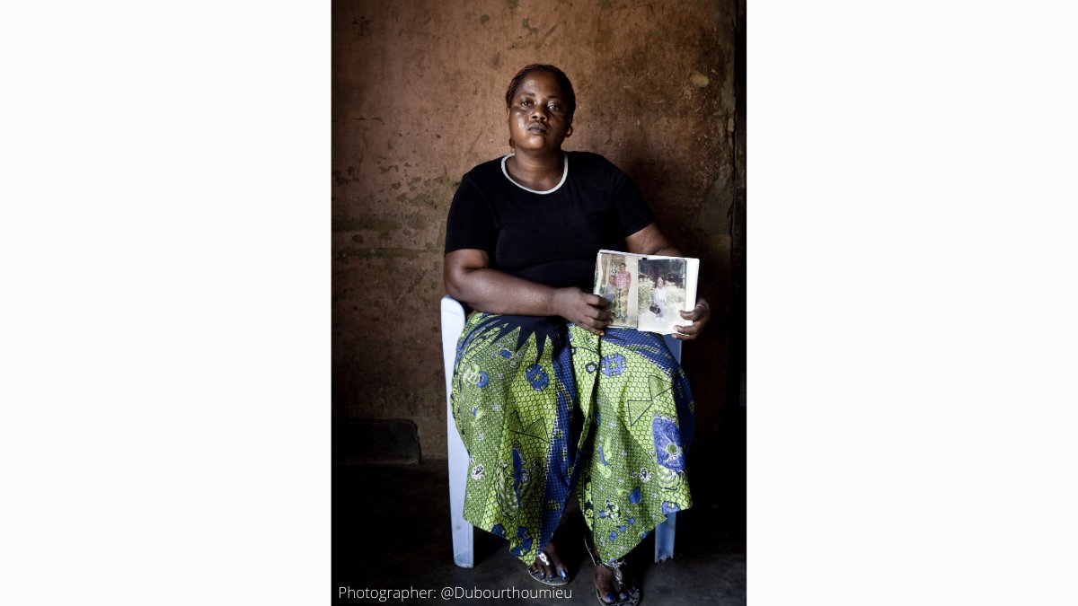 UNMAS's tweet photo. Miriam Lokwa holds in her hands the photo of her only child, dead, following an accident with an abandoned grenade.
➡️Learn more about the survivors of armed conflict: https://t.co/e6FfhNCK18
📷: @dubourthoumieu
#GiveLifeBack #Lead2Protect @UNOCHA https://t.co/U0x8hxuHP1