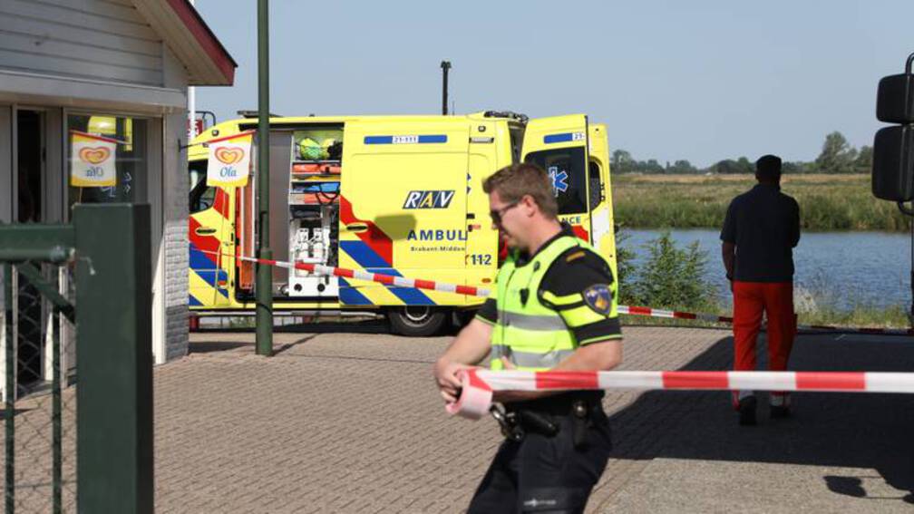 Gewonden bij explosie op plezierjacht bij Oss. . Bij een ontploffing aan boord van een plezierjacht in het Brabantse dorp Lithoijen zijn drie opvarenden gewond geraakt.
