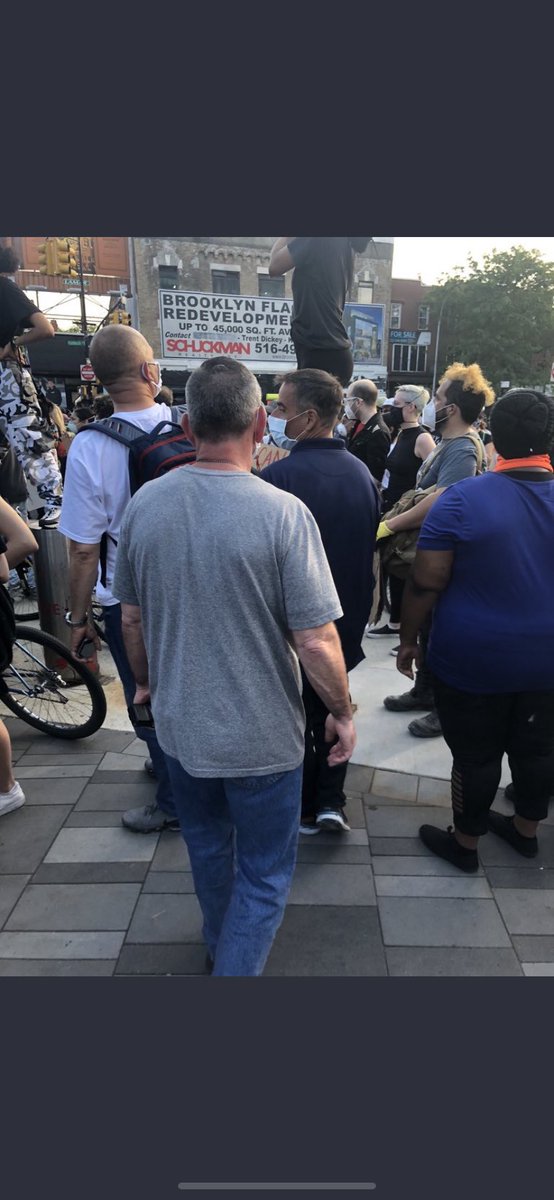 dreamykiss04's tweet photo. UNDERCOVER COPS AT BARCLAYS RN!! Stay safe everyone #Barclays #MinneapolisRiot #BlackLivesMatters https://t.co/uR2q4iQ69g