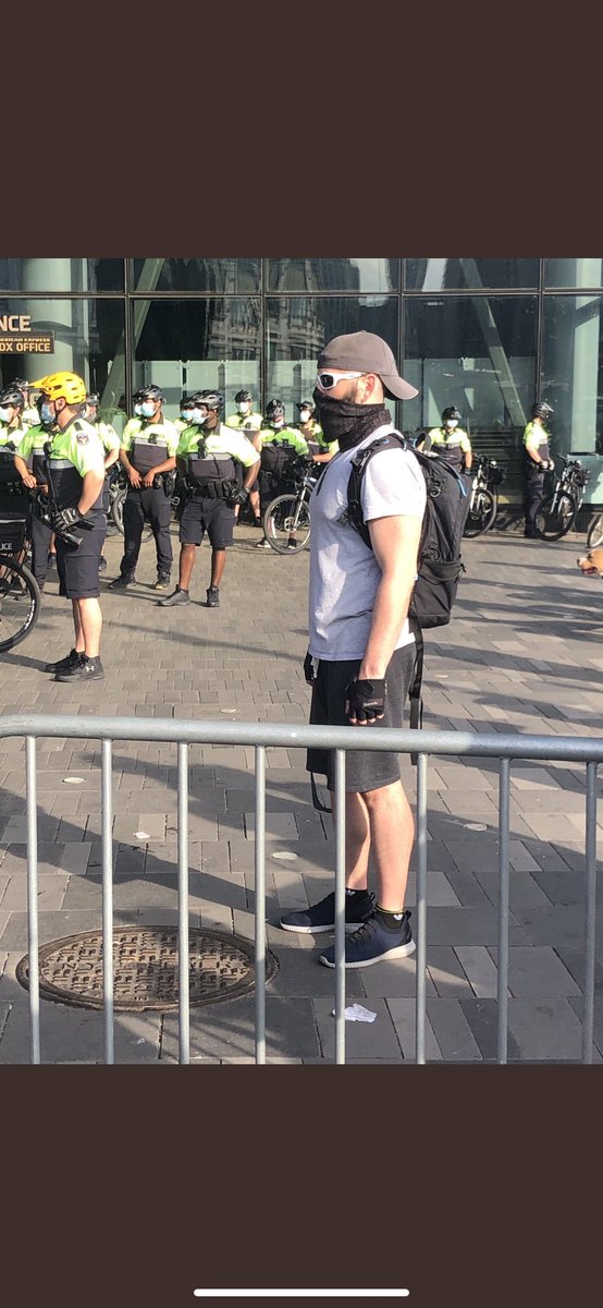 dreamykiss04's tweet photo. UNDERCOVER COPS AT BARCLAYS RN!! Stay safe everyone #Barclays #MinneapolisRiot #BlackLivesMatters https://t.co/uR2q4iQ69g