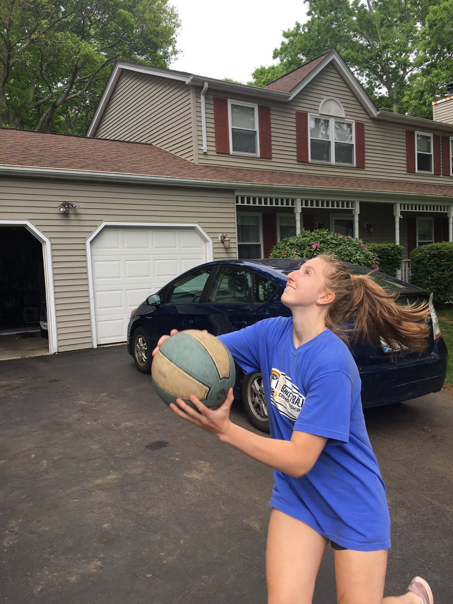 cc_wbb's tweet image. Can you spot the difference? 🤔😂 Honestly so spot on! Love the face, Tor! Good job! 💛 #drivingmachine