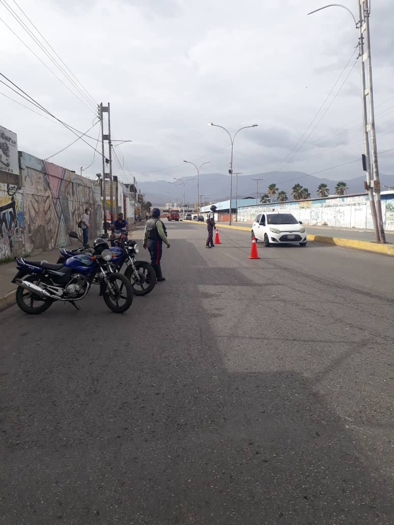 #28MAYO <a href="/PoliciaFLA/">Policia F.L.A.</a> Se realizo punto de Atención al ciudadano en la avenida principal alfaragua cruce con la generalísimo <a href="/LinaresPotencia/">Linares Alcantara</a>  con la finalidad de verificar a los vehículos y transeúntes y brindar seguridad a la ciudadanía.<a href="/RMarcoTorres/">Rodolfo Marco Torres</a>,<a href="/Zamora_PSUV_/">Alexis Zamora</a> 
<a href="/POLICIA_ARAGUA/">Policía del Estado Bolivariano de Aragua</a>