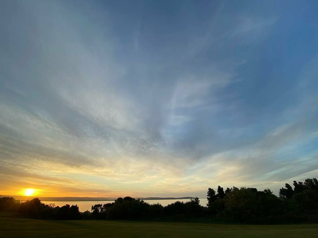 I_Am_A_Twit_'s tweet photo. #Sunset #Carnalea #Bangor #Golf #4Daysinarow #shotoniPhone #Sky #Sea #Clouds https://t.co/K56mcrTtlN https://t.co/8hRhLSkrC8