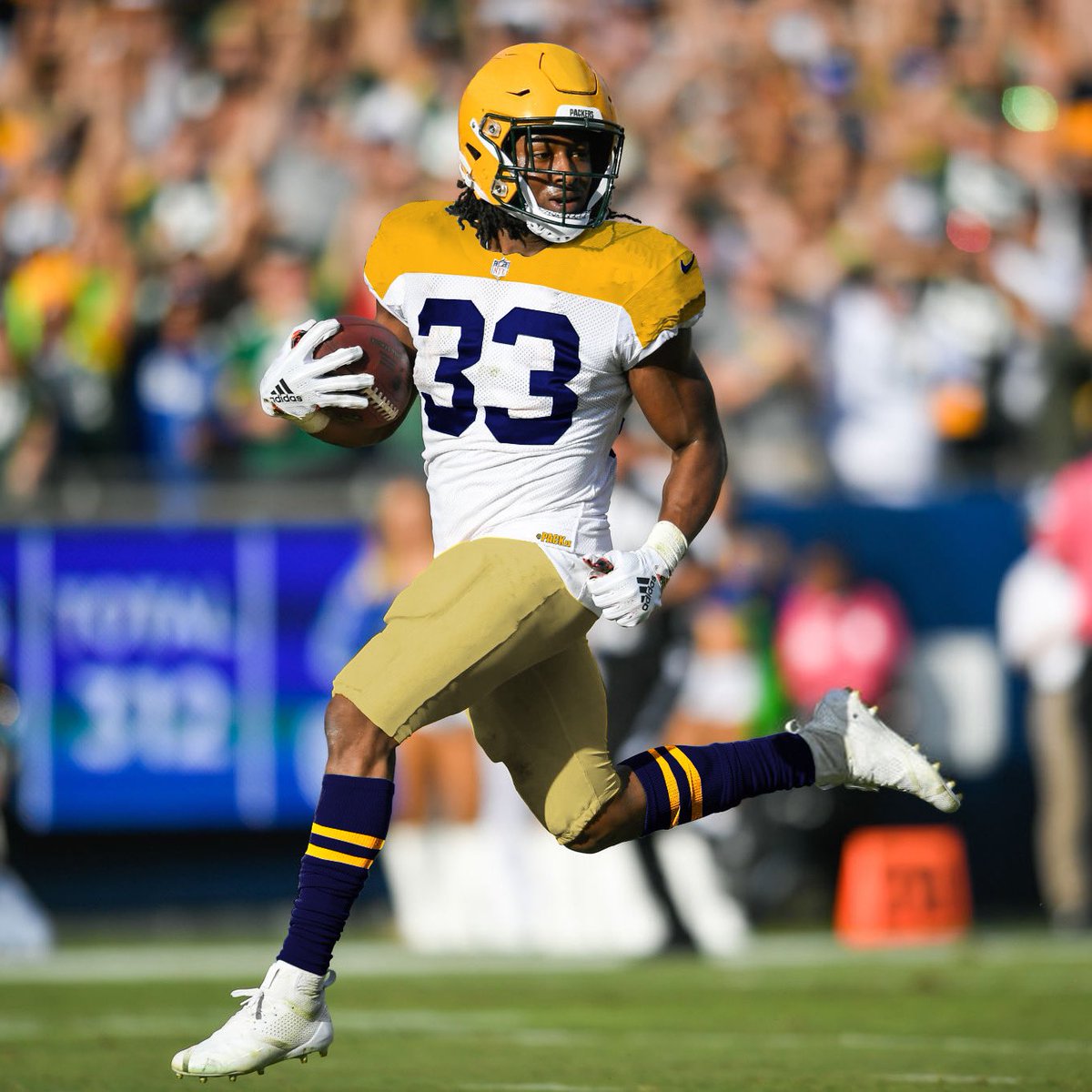 PackFXig's tweet photo. Packers Throwback Uniform 🔥 They’ve used these in the past. Should they go back to them? @Showtyme_33 #GoPackGo https://t.co/2gF5HU7DkV