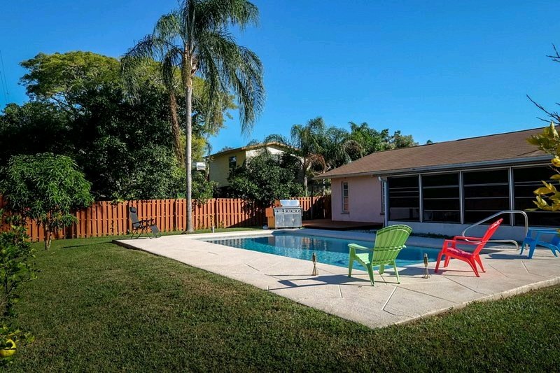 BeachRentalMobi's tweet photo. Available now, this 3 bedroom 2 bath home with private pool is on a quiet street just a short drive to Anna Maria Beaches, #Robinsonpreserves and the Manatee causeway. See more at #VacationRentals #3Dolphins https://t.co/hgd1jPHv5u https://t.co/vBWv2okjNX
