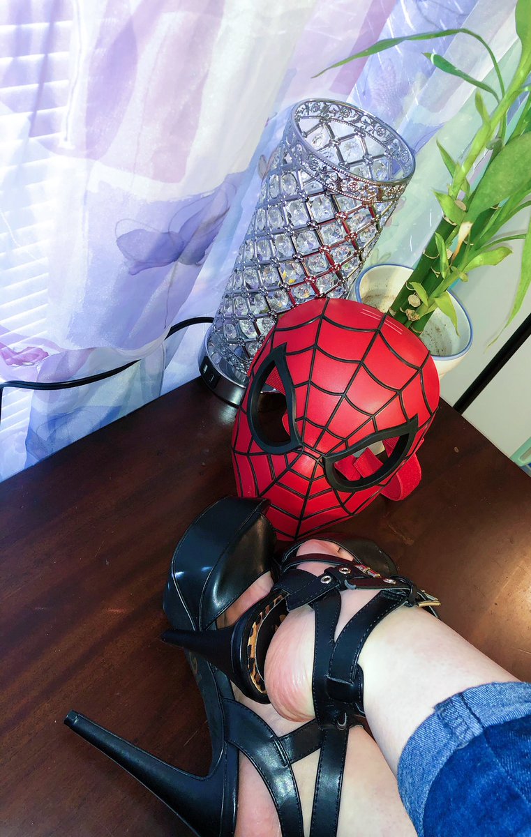 Partyhardy194's tweet image. @NiceToHaveAFan you forgot something in my room. 😉