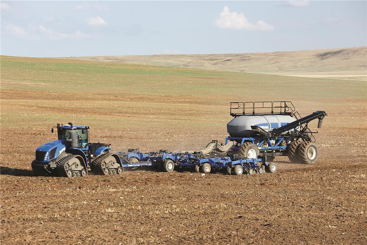 triagimp's tweet image. For the ultimate in accuracy at higher speeds, match the superior control of a Flexi-Coil air cart with the patented parallel link opener of New Holland air disk drills. #Flexi-Coil bit.ly/3g0OCjN