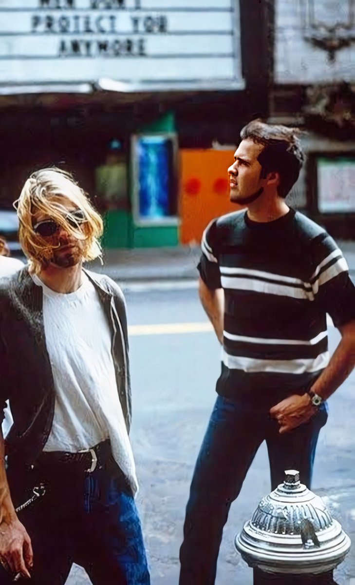  abro hilo de kurt cobain junto a krist novoselic 