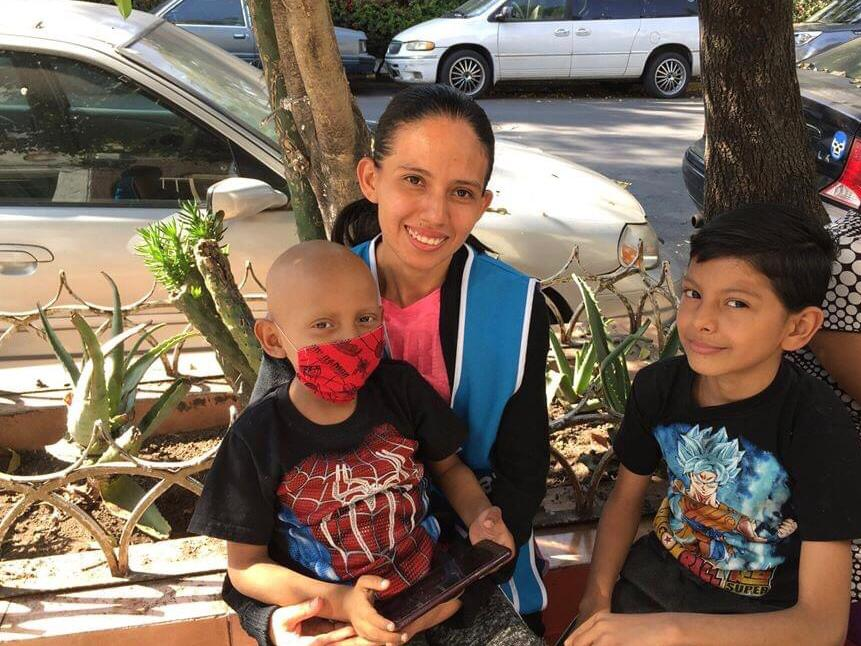 Vengo aquí para que juntos ayudemos y pasemos la voz para apoyar a Chavita, tiene 6 años y padece de un cáncer muy agresivo. Lo tienen que operar de urgencia el lunes porque le regresó el cáncer al pulmón. Pero no va a entrar al quirófano si no reciben antes a 6 donadores.