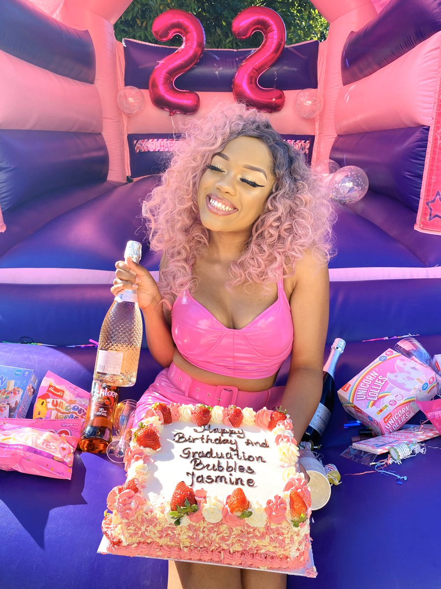 bubblesjasmine_'s tweet photo. who said quarantine birthdays can‘t be lit? 🥺💕🎉 https://t.co/SLyKWG9muC