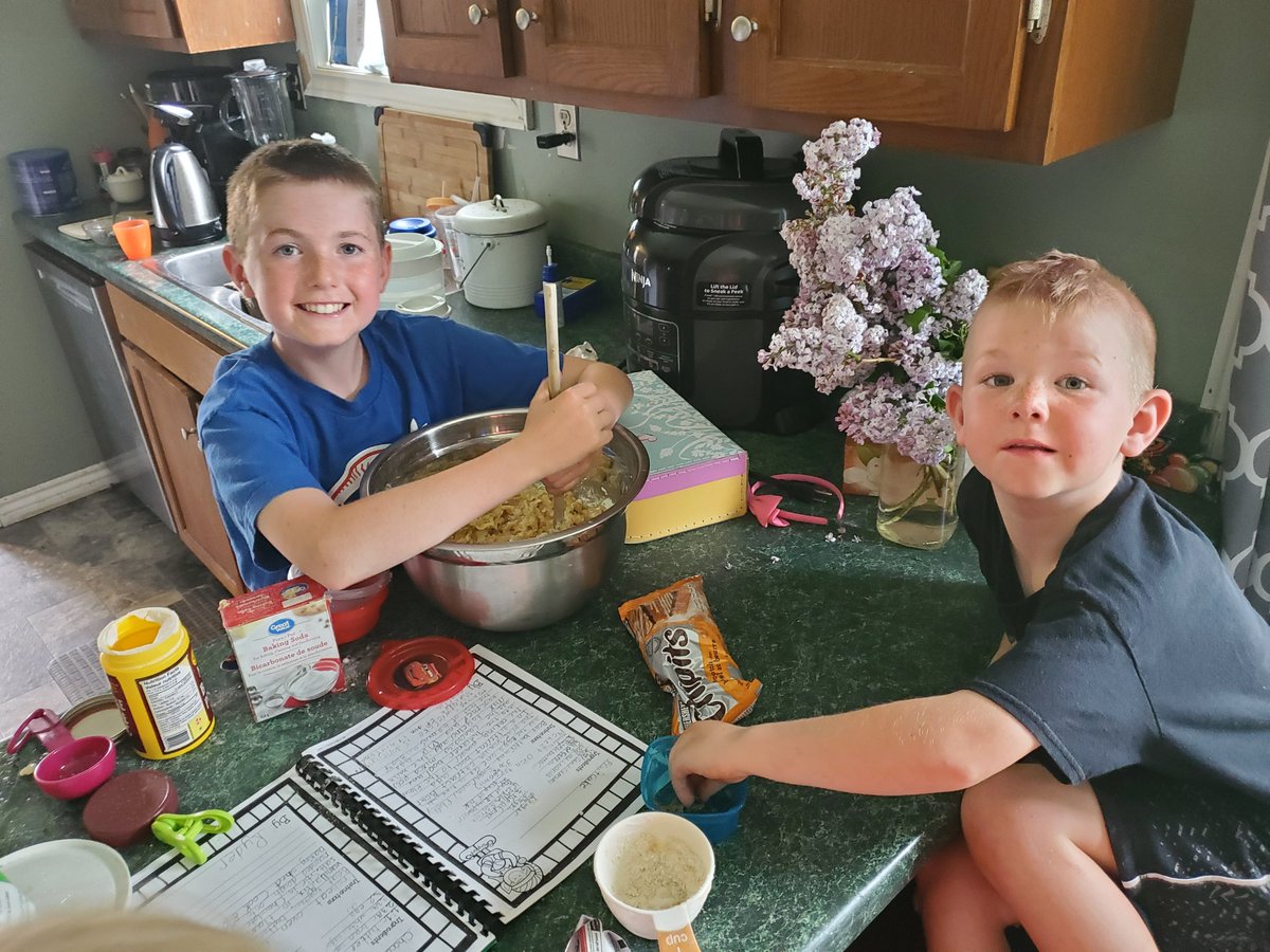 MrsHodgson22's tweet photo. @0smk3 @alcdsb_olmc Yeah Cameron:) The classic chocolate chip cookies, yum! Jacob's math assignment inspired Ryder to bake and Johnny to supervise! @alcdsb_olmc #bakingismathandscience #learninginthekitchen https://t.co/yNWMo5gle3