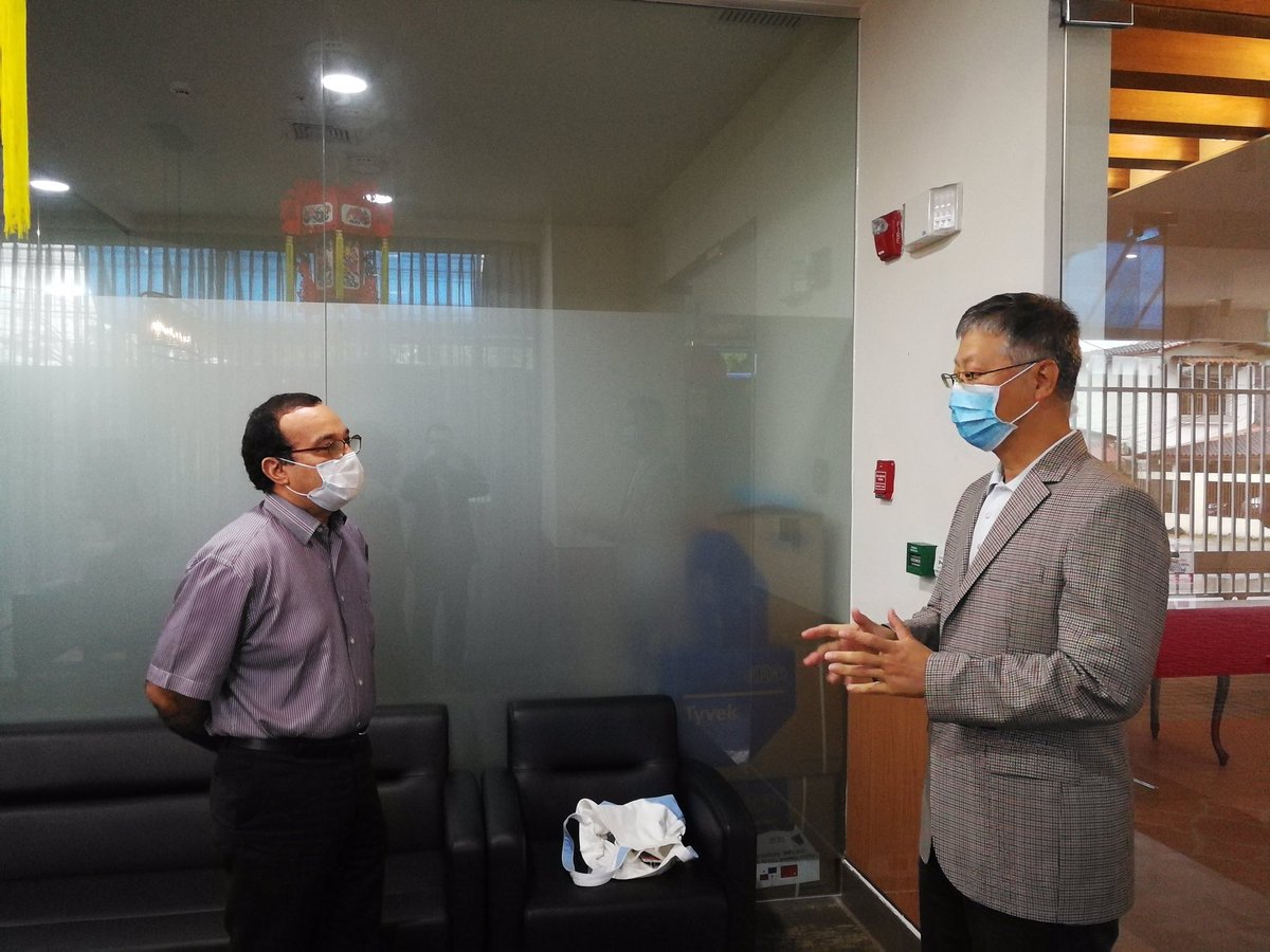 Siendo la educación 1 d los pilares d la agenda bilateral, agarré la oportunidad d la amable presencia del distinguido Rector <a href="/eflorescastro/">Eduardo Flores C.</a> para 1 breve intercambio d ideas al respecto. Coincidimos en la voluntad d seguir explorando modalidades para continuar esta cooperación.