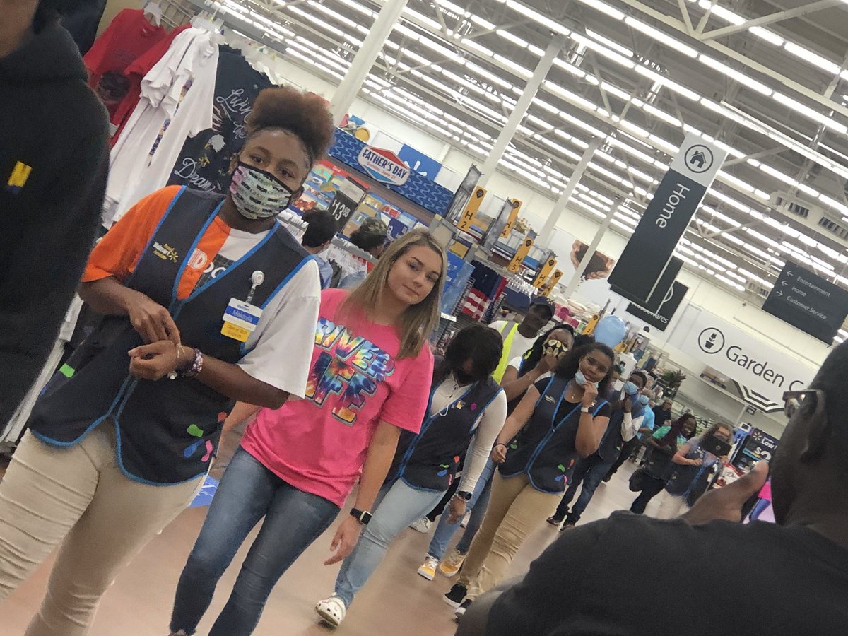 fayettewarehigh's tweet photo. Walmart in Oakland appreciating our 2020 Senior employees!! @FCPSchoolsTN https://t.co/GRW8e6OvgL