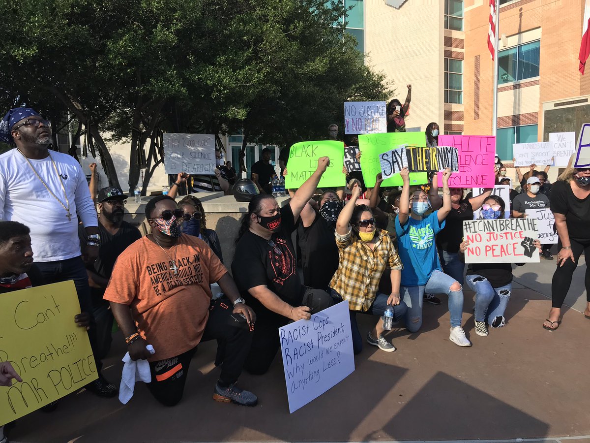 twoodard8's tweet photo. Chants of “We can’t breathe” in front of Dallas Police headquarters as protest of #GeorgeFloyd death begins. https://t.co/5t2BALcnrU