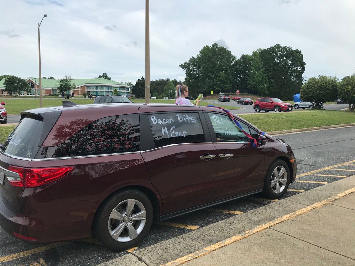 PRES2ndGrade's tweet photo. PRES 2nd Grade Farewell Drive-Thru 🥰#SCPSStrong https://t.co/rFLA3zsPOd