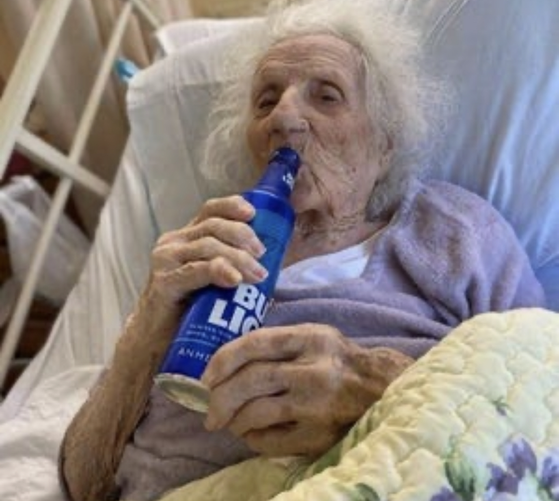 CloydRivers's tweet photo. After the 103 year old Jennie Stejna recovered from CoronaVirus, the “hardcore Boston sports fan” celebrated by crackin’ open an ice-cold Bud Light.
America. F🇺🇸ck Yeah. https://t.co/AU4mu5WgzC