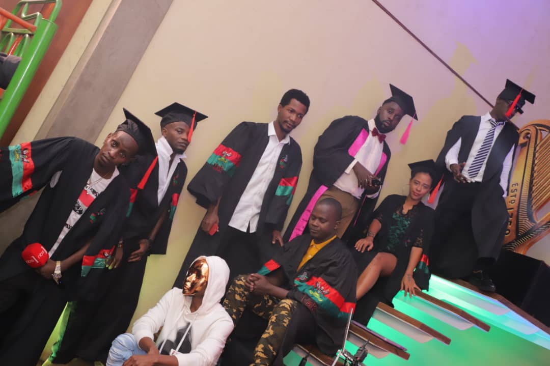 BugembeNelson's tweet photo. @bismarckerisah @DMugumisa @dvjmercypro @mckatsug @nbskatchup @DouglasLwangaUg @MacbethUg @AStephen256 @aaubry256 @Fynst_stalker @DeclerkNelson @MosesMude Graduation moment ππ#NBSKatchup ππ https://t.co/AnPlt5ZlCO