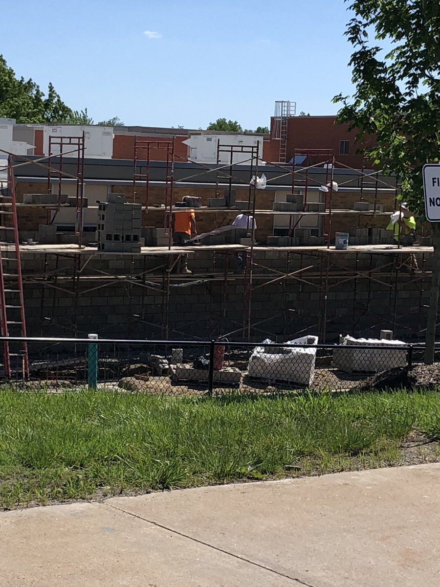 monroescsd's tweet photo. New connecting hallway is going up! #monroememories #scsdrocks https://t.co/XItUxFSA9W