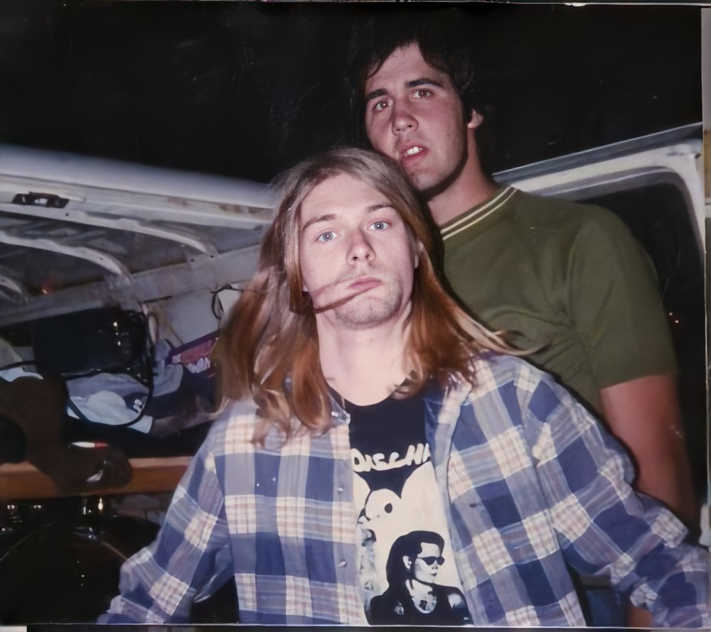  abro hilo de kurt cobain junto a krist novoselic 