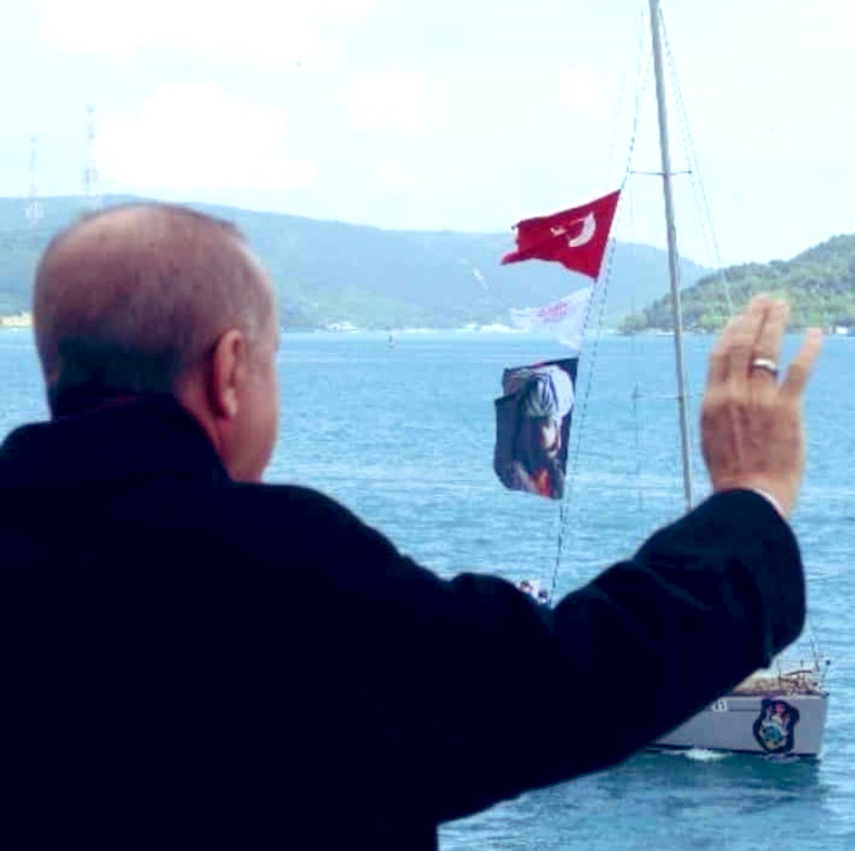 KORKUN seni mahkum eder umudun seni özgür bırakır. Biz ecdadımızdan da onun izinden gidenlerden de umutluyuz..#ErdogandanKorkmuyorum