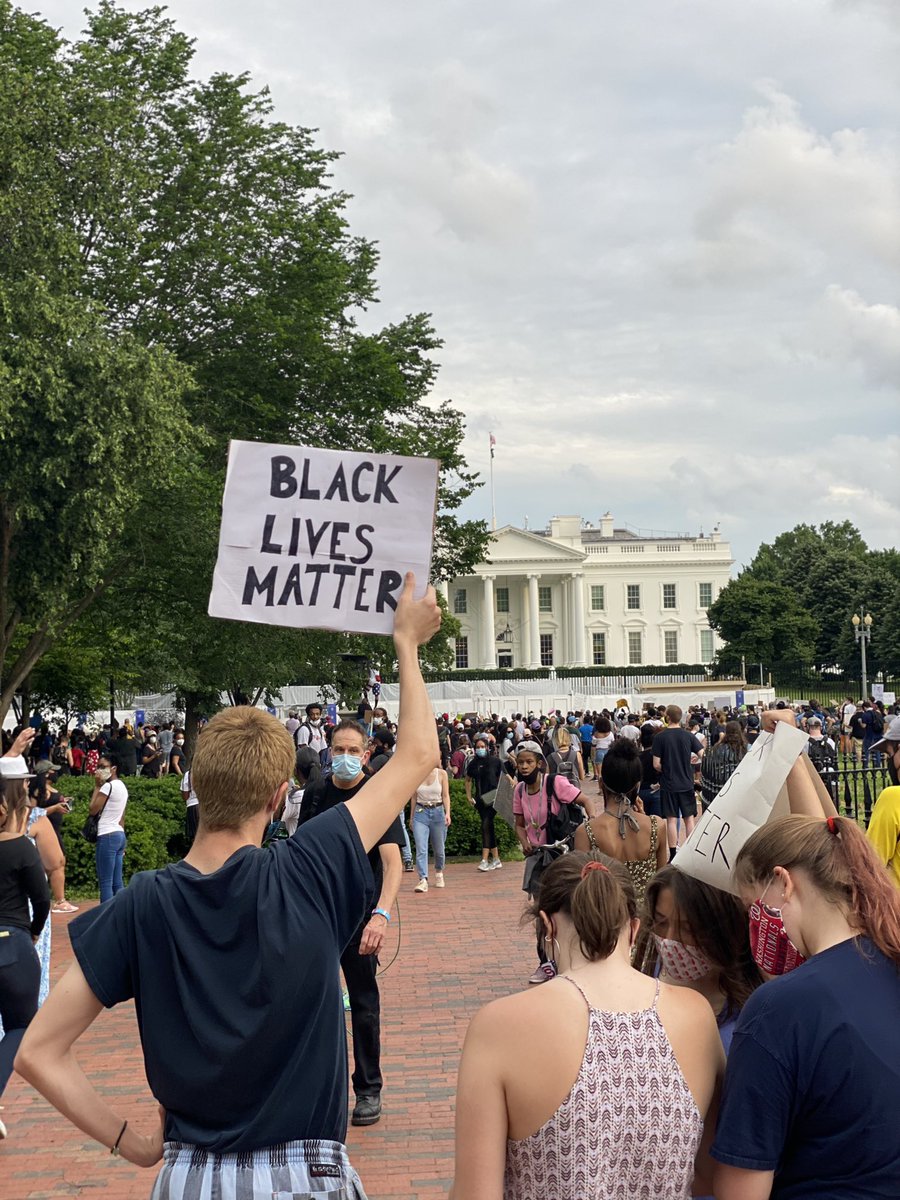 beatrizbulla's tweet image. Protestos pela morte de George Floyd, homem negro que morreu asfixiado por um policial branco, se espalham pelos EUA. Agora em Washington, na frente da Casa Branca.