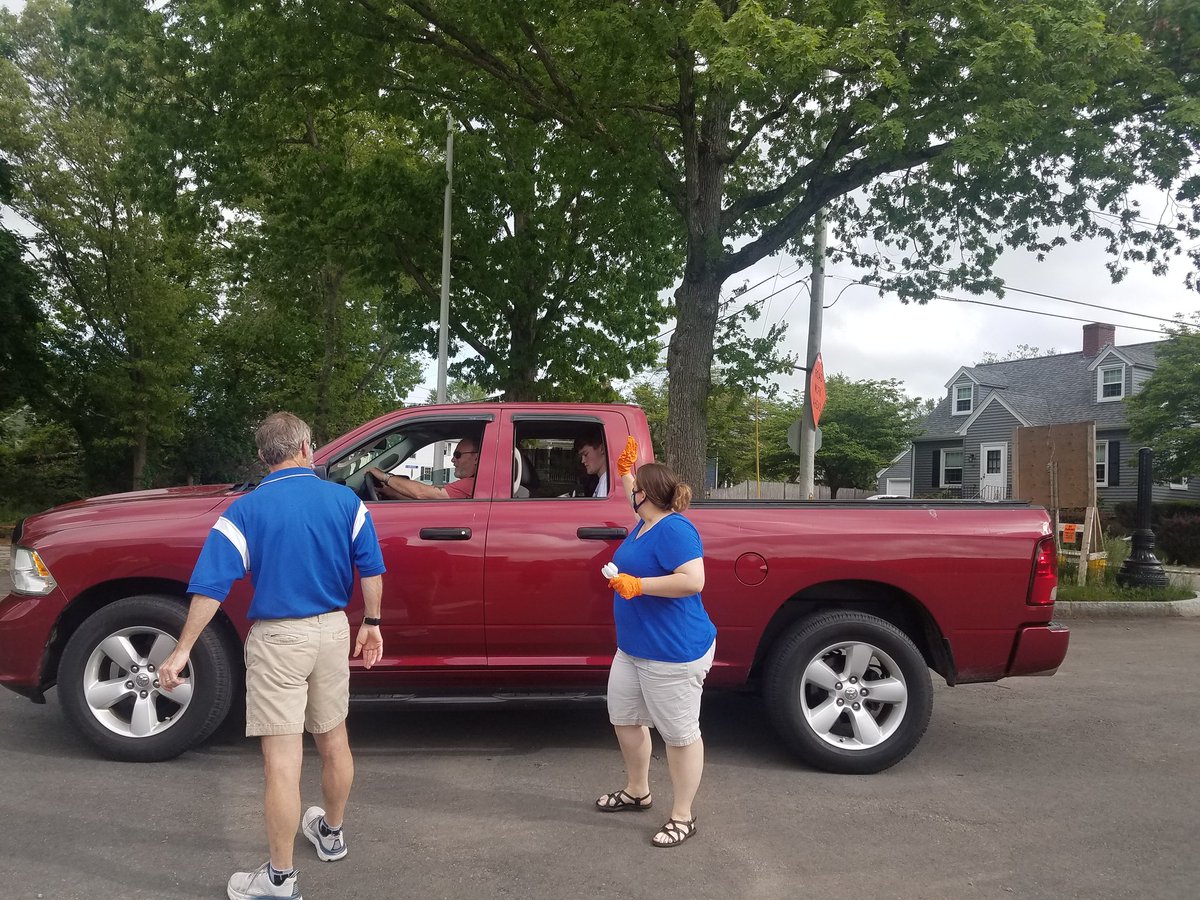 ALarsonAHS's tweet image. The Senior Parade was made sweeter with ice cream from Bliss.Thank you!