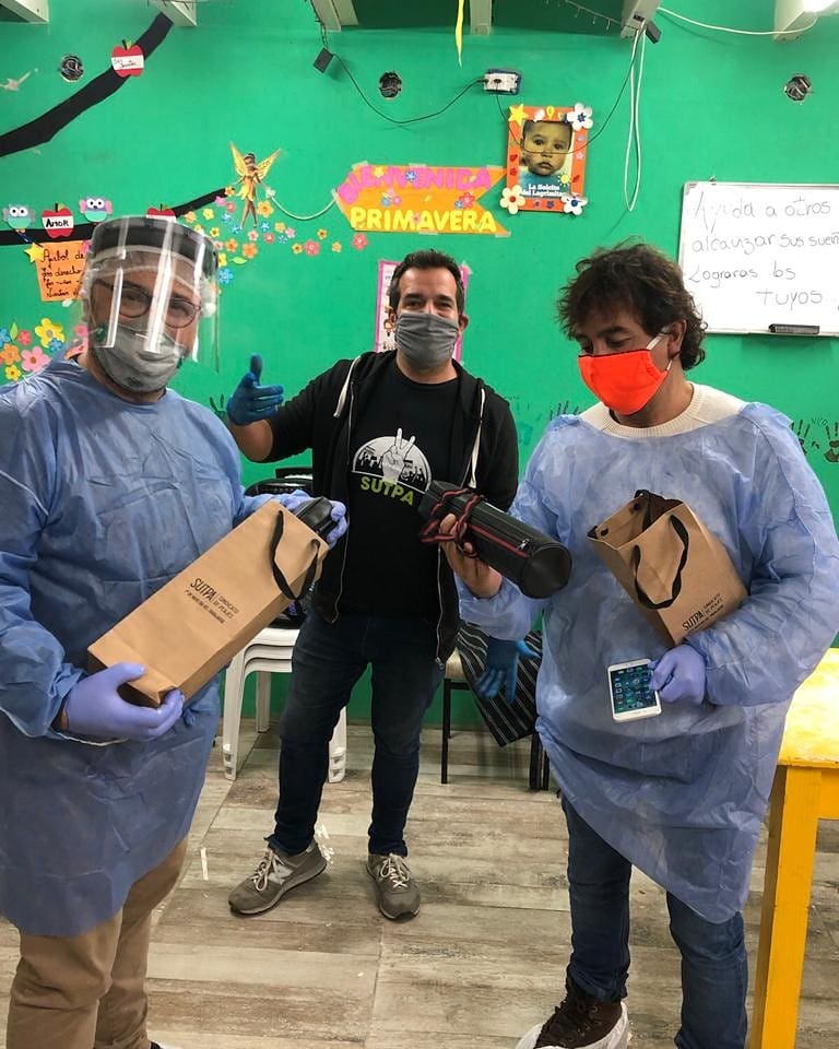 sutpapeajes's tweet photo. El Comedor Lagrimitas del Barrio San Fermín de Luján fue el lugar elegido para realizar una jornada solidaria en este contexto de pandemia que vive nuestro país. #Solidaridad
#Pandemia Leé la nota completa y mirá las fotos acá 👉 https://t.co/rsEdhIqzz6 https://t.co/q5H2A2p1ha