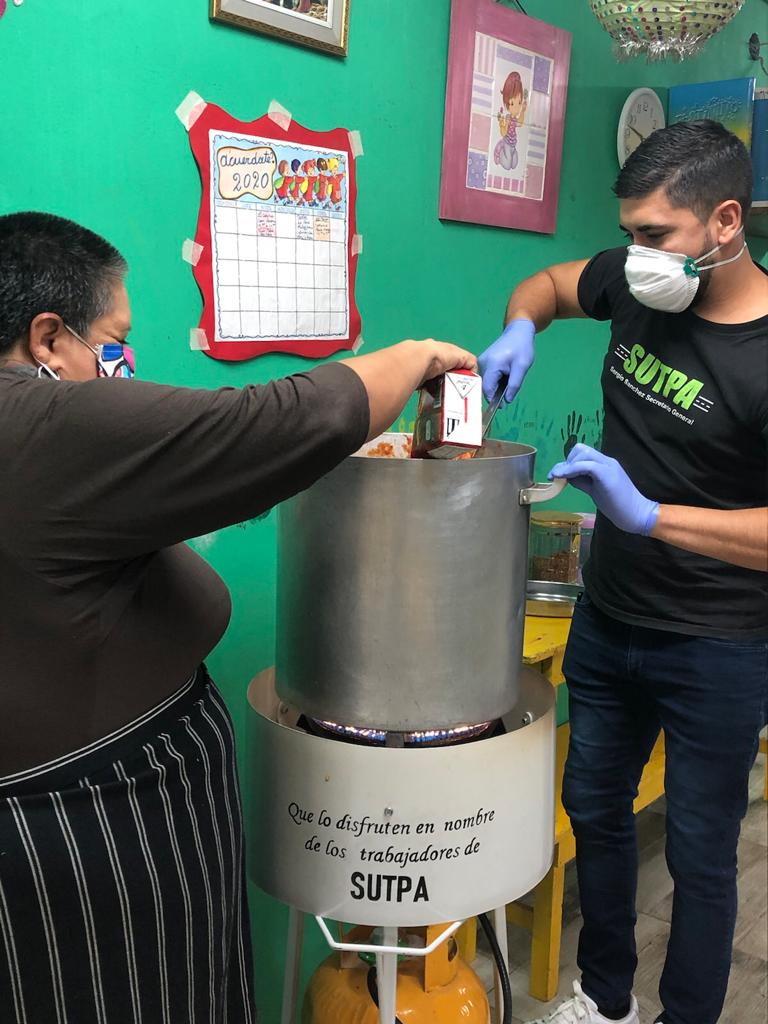 sutpapeajes's tweet photo. El Comedor Lagrimitas del Barrio San Fermín de Luján fue el lugar elegido para realizar una jornada solidaria en este contexto de pandemia que vive nuestro país. #Solidaridad
#Pandemia Leé la nota completa y mirá las fotos acá 👉 https://t.co/rsEdhIqzz6 https://t.co/q5H2A2p1ha