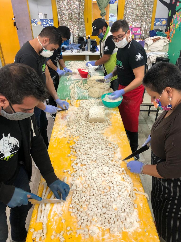 sutpapeajes's tweet photo. El Comedor Lagrimitas del Barrio San Fermín de Luján fue el lugar elegido para realizar una jornada solidaria en este contexto de pandemia que vive nuestro país. #Solidaridad
#Pandemia Leé la nota completa y mirá las fotos acá 👉 https://t.co/rsEdhIqzz6 https://t.co/q5H2A2p1ha