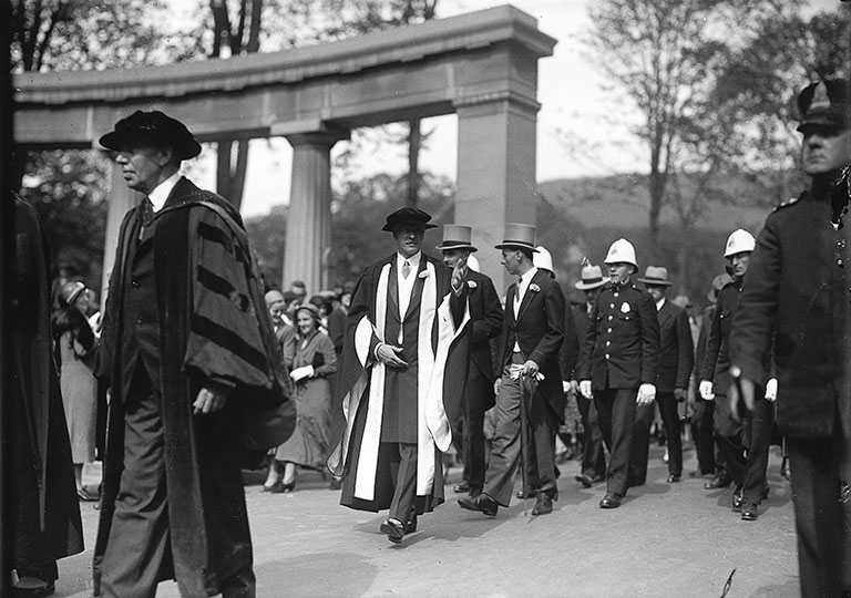 McGill graduation procession passing Roddick Gates, Montreal, QC, about 1930 Anonymous About 1930, 20th century <a href="http://www.musee-mccord.qc.ca/en/keys/collections/" rel="nofollow">Notman photographic Archives - McCord Museum</a> MP-1978.107.118