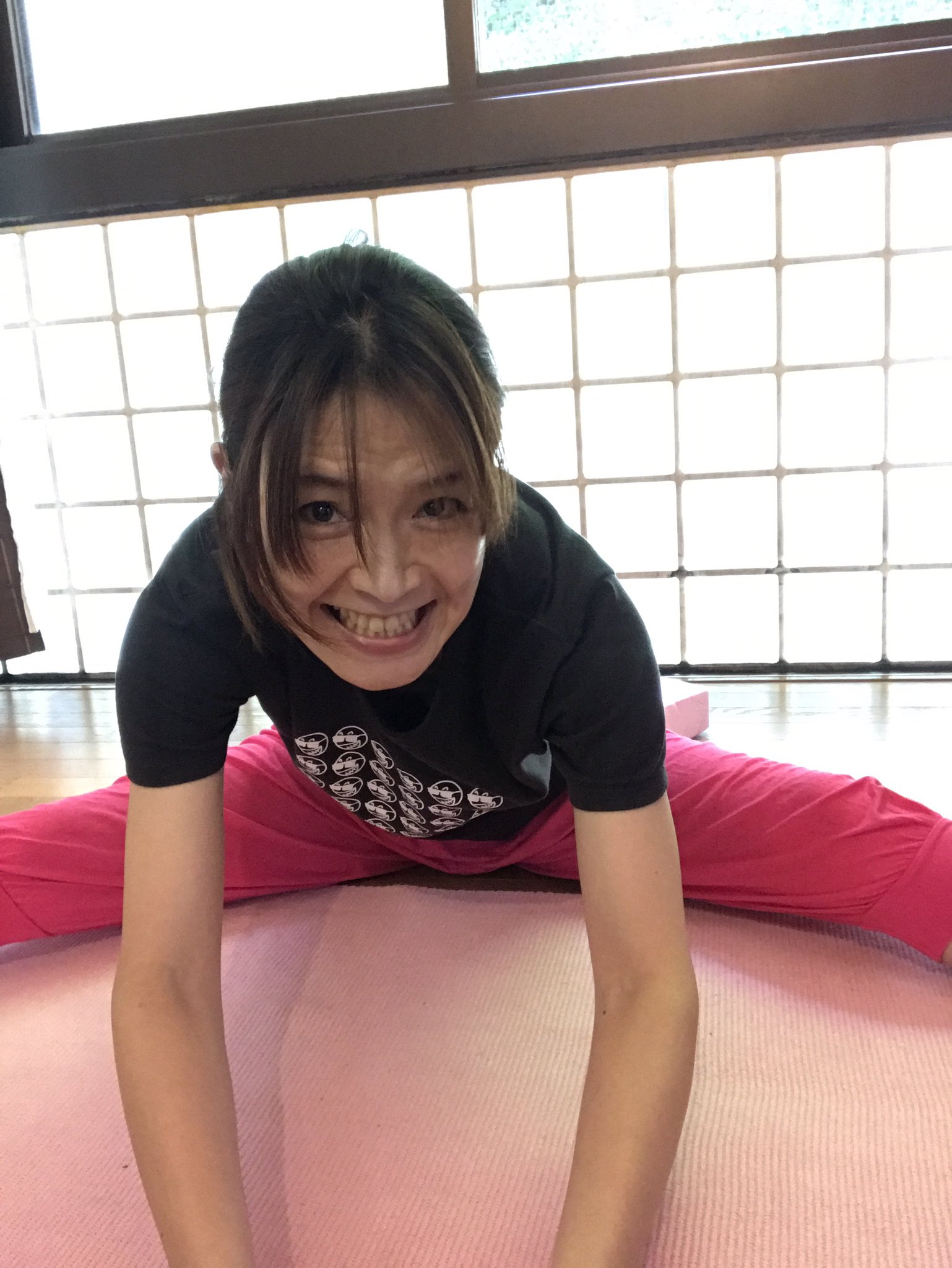 たなかえり The Land Of Soya Milk Maple Syrup おはようございます 今日も筋トレと 30日チャレンジ の開脚ストレッチ 前より倒せるようになった かな おうち時間 30日間チャレンジ Day24 どんなに体がかたい人でもベターッ