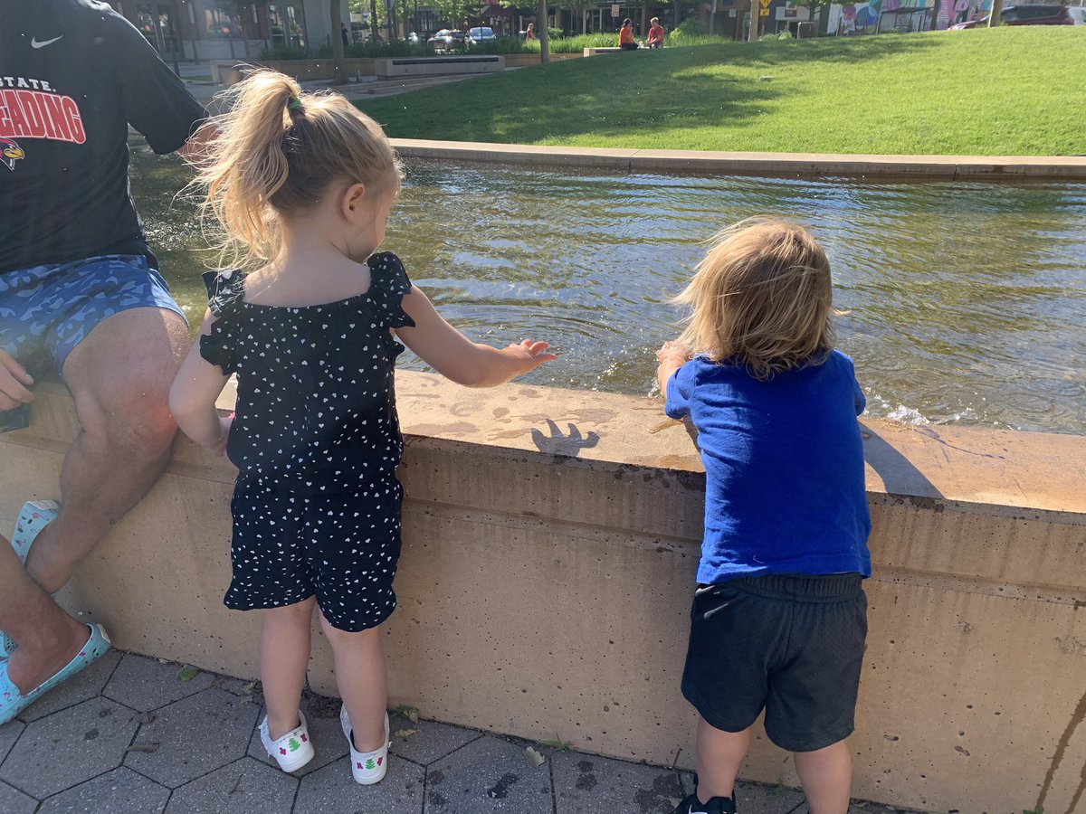 _Lauren_Morris's tweet photo. #UptownNormal walk for some 🍦 https://t.co/h4LRNgxa3u