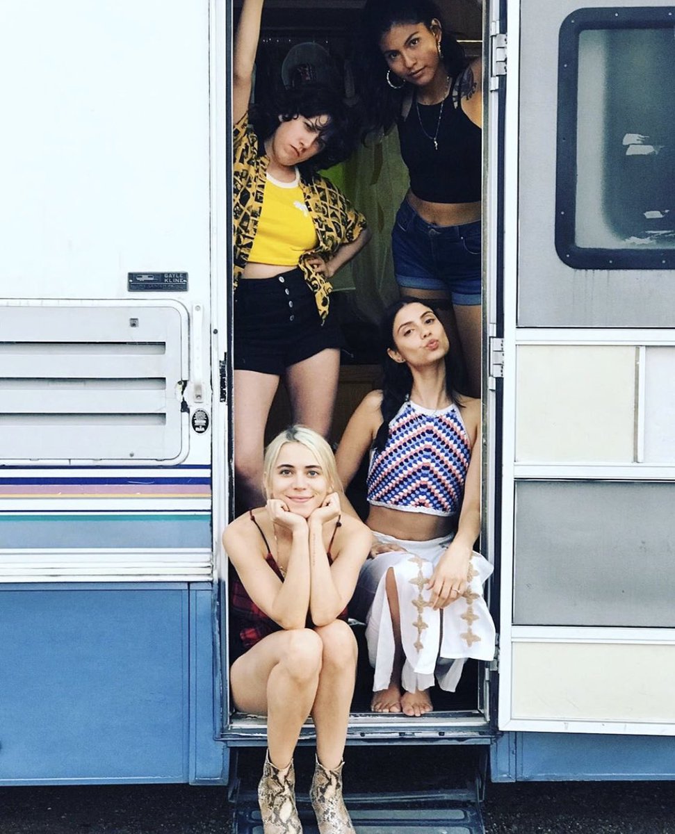 Qué tal <a href="/NetflixLAT/">Netflix Latinoamérica</a>?? Queremos saber cómo continúa #Desenfrenadas y seguir disfrutando del talento de <a href="/barbara_lopez21/">Barbara Lopez</a> <a href="/Tessa_ia/">Tessa Ía</a> @luribeb y <a href="/camachocv2/">camacho.cv</a>  cuando nos confirmas segunda temporada?? 

QUEREMOS DESENFRENADAS