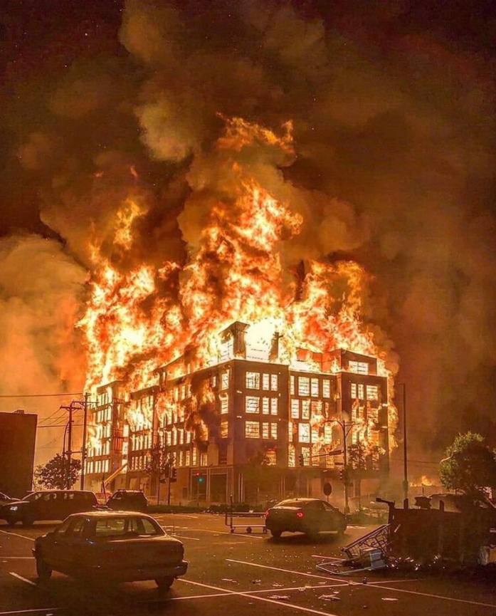 StonedBarbey's tweet photo. 1st Degree Murder. Nothing less and #ProsecuteAllFour - Until They Do; #RiotinEveryCity🔥🏢🔥
#GeorgeFlyod deserves #JUSTICE #JusticeForGeorge
#BlackLivesMatter #GeorgeFloydWasMurdered #BreonnaTaylorWasMurdered
#PhilandoCastileWasMurdered
👊🏻👊🏼👊🏽👊🏾👊🏿 #SAYTHEIRNAMES https://t.co/kMNHYWLLlJ