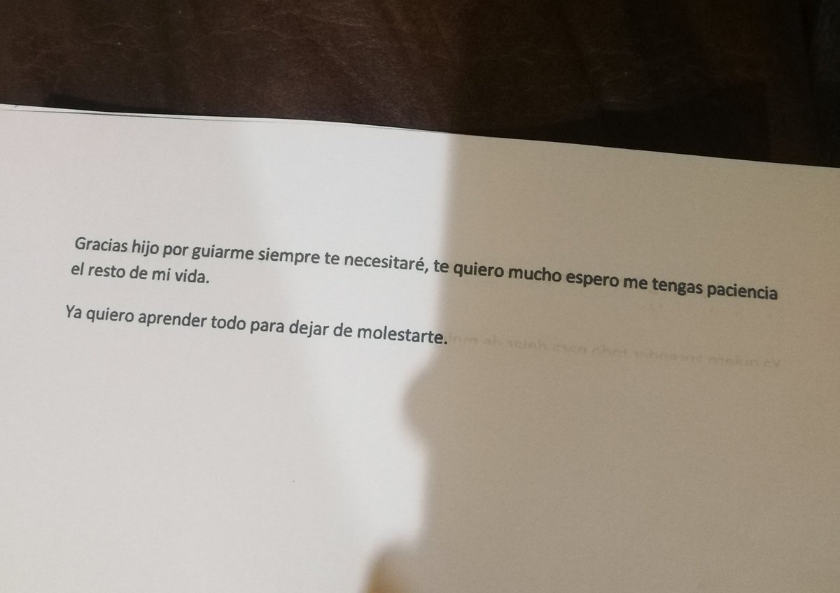 Gon_cristal2's tweet photo. Mamá es docente, me pide ayuda para enviar su registros académicos. A veces quisiera yo nomás ya hacer todo porque me sería más rápido pero ella prefiere aprender. Ahora estamos aprendiendo a imprimir, le dije que escriba algo e imprima.
Miren lo que escribió... https://t.co/6vNC5wgYZV