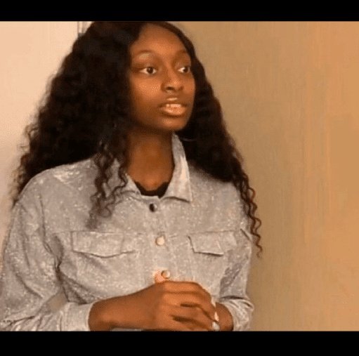 الناس تتغزل بعيون بعض
وانا اختي تقولي عيونك شبه الصرصار ...