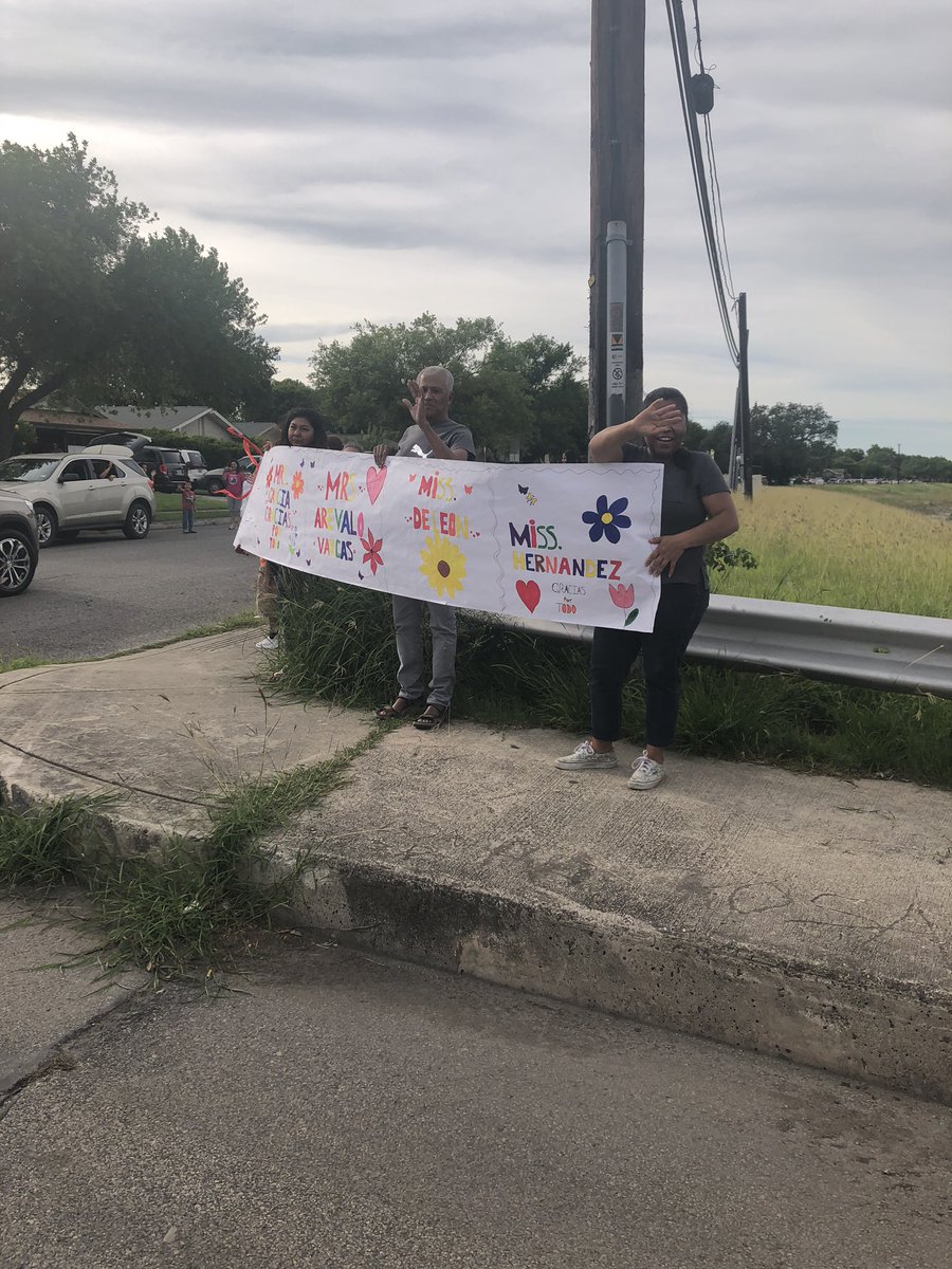 Eveeelynhdz's tweet photo. ¡Muy feliz de ver a mis alumnos de nuevo! My students now doing to 5th grade, THANK YOU to all educators! #carparade #DualLanguege @esparzabilingue @NISD @GGarcia198 @KypurosLisa #teacherlife #4thGradeDual https://t.co/0TXFWvI416