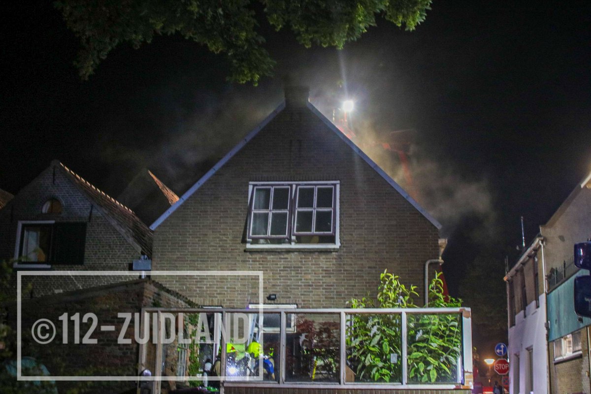 Bewoner springt uit raam bij woningbrand | #Zuidland..