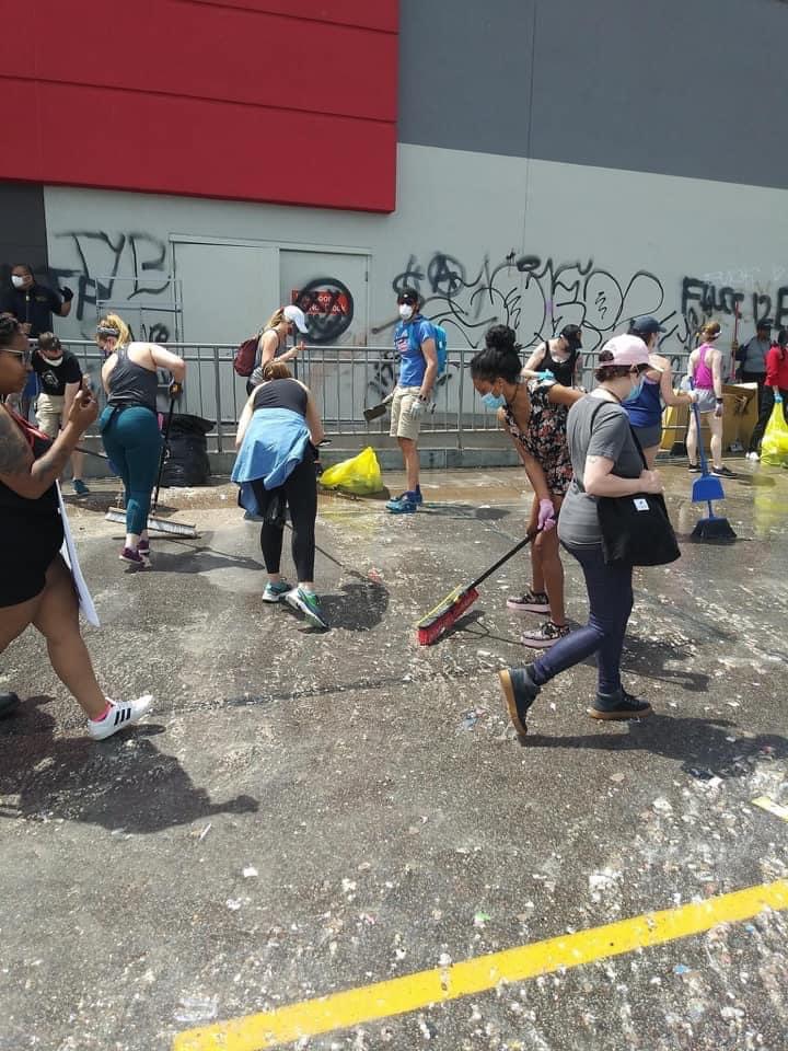Ryan_Turner_9's tweet photo. @WerderEdESPN @RexChapman 
I understand the riots get the coverage but hopefully some focus can be put on so many of the people who live in the community are coming together for their neighbors and city. https://t.co/P1UEQvGZpO