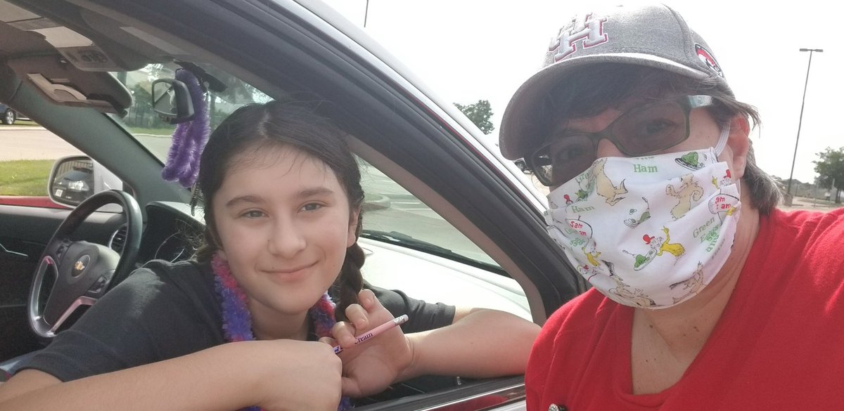 LeopardLibrary's tweet image. What an amazing day from celebrating retirements to celebrating our 5th graders. &quot;Six feet apart but always in my ♥️!  #oncealionalwaysalion
#makinglearningmagical