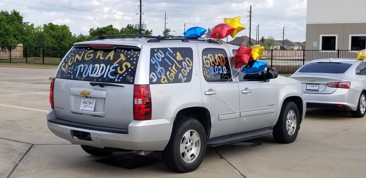 LeopardLibrary's tweet image. What an amazing day from celebrating retirements to celebrating our 5th graders. &quot;Six feet apart but always in my ♥️!  #oncealionalwaysalion
#makinglearningmagical