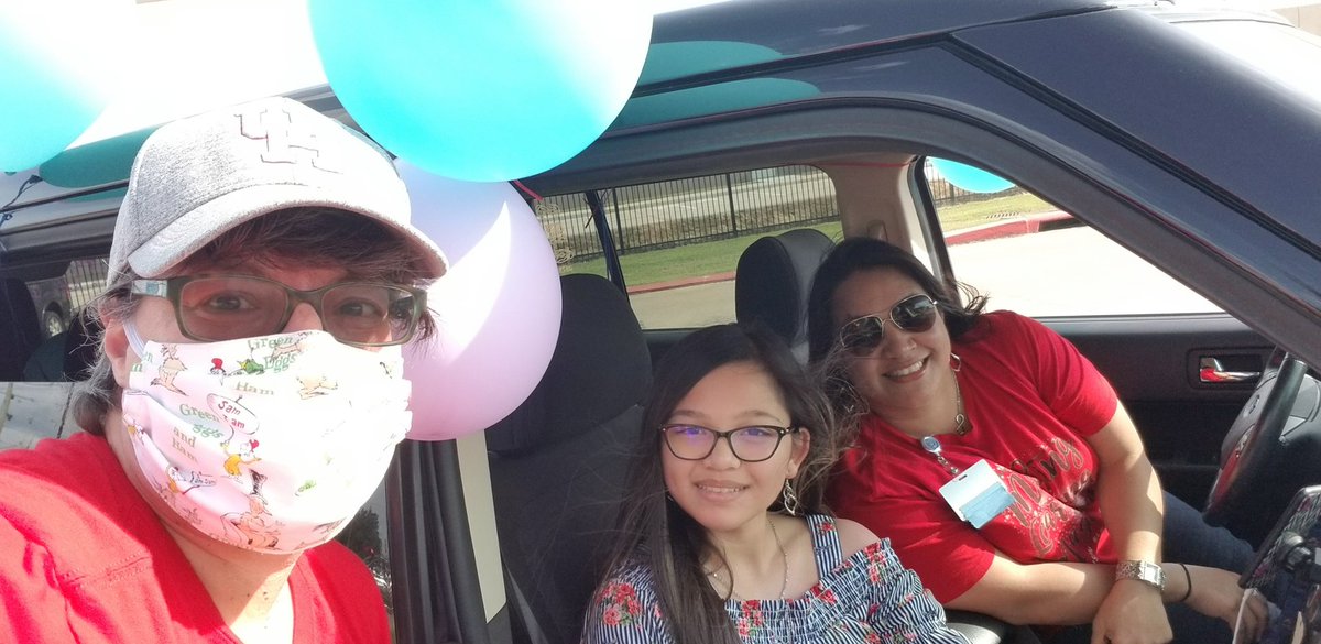 LeopardLibrary's tweet image. What an amazing day from celebrating retirements to celebrating our 5th graders. &quot;Six feet apart but always in my ♥️!  #oncealionalwaysalion
#makinglearningmagical